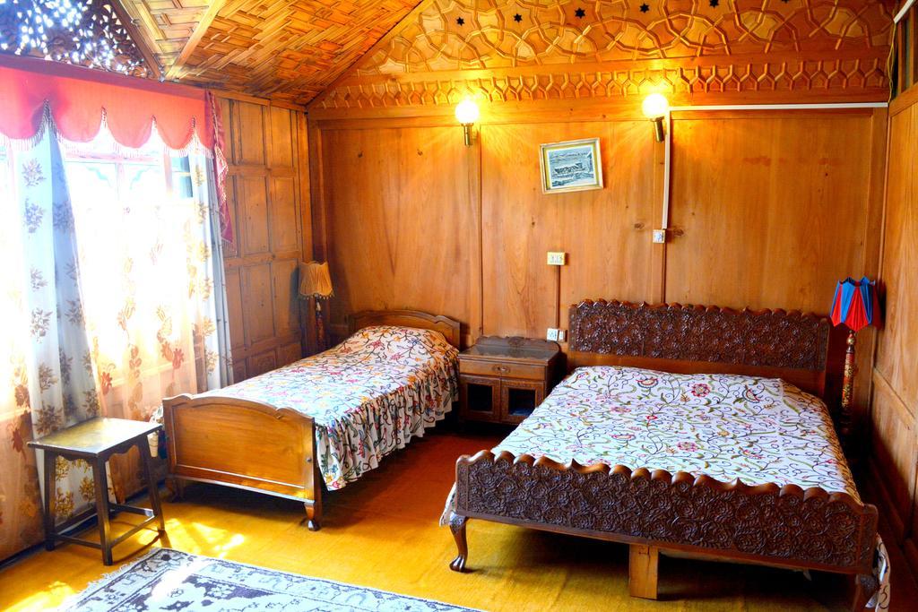 Hotel Kings Houseboats Srīnagar Habitación foto