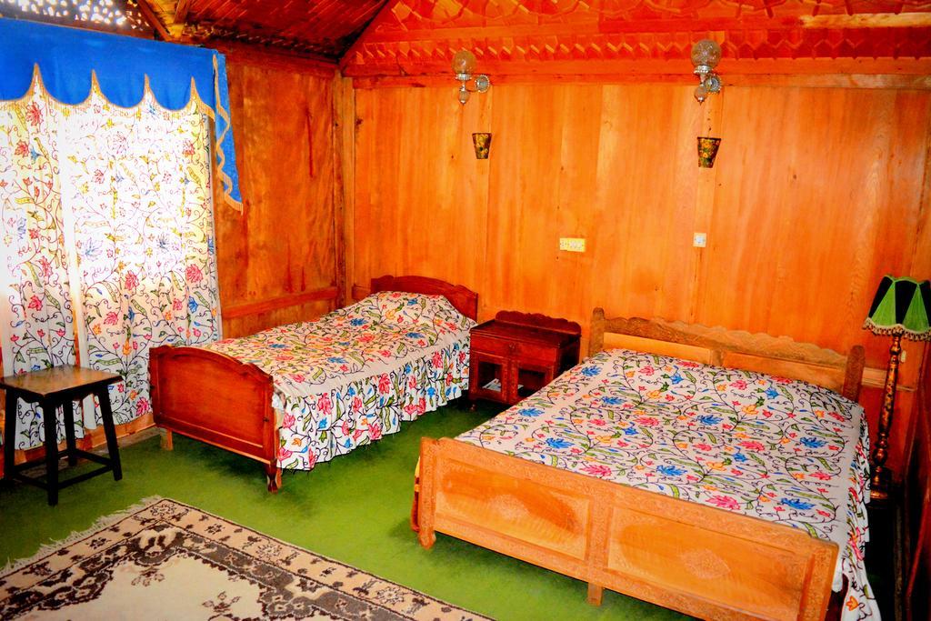 Hotel Kings Houseboats Srīnagar Habitación foto